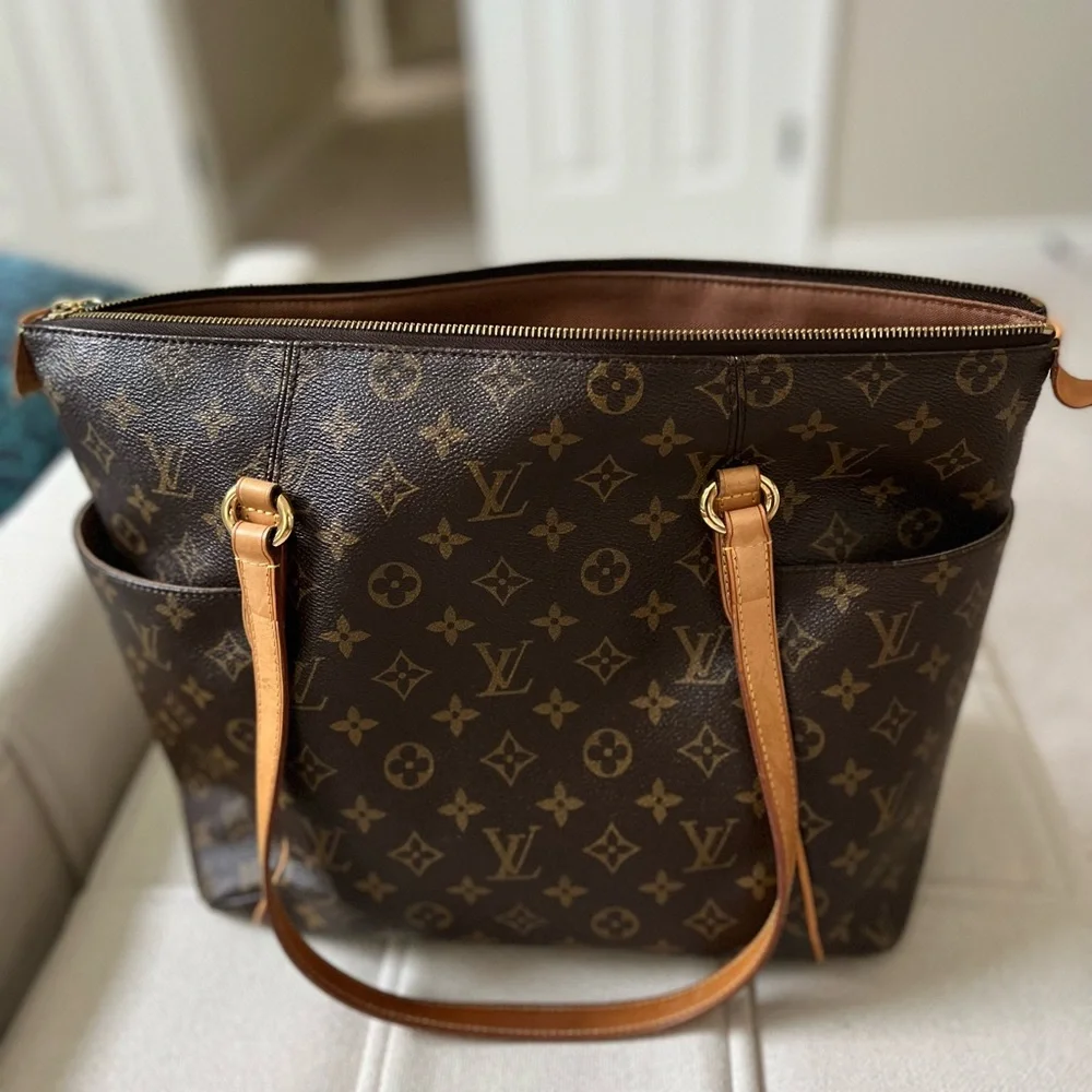 Louis Vuitton Totally MM Monogram Tote - Picture 8 of 16